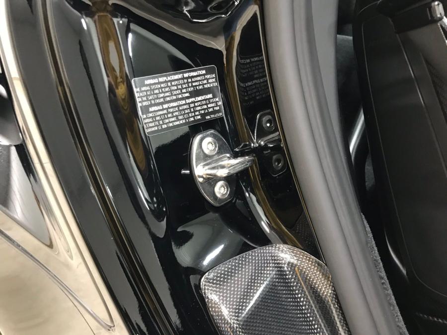 Детали интерьера Porsche 911 GT2 (997) 2008 года  (NA) (фото 92 из 107)